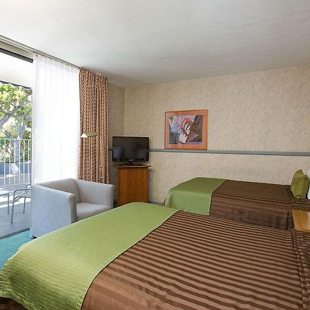 Travelodge Hotel At Lax Лос-Анджелес Экстерьер фото